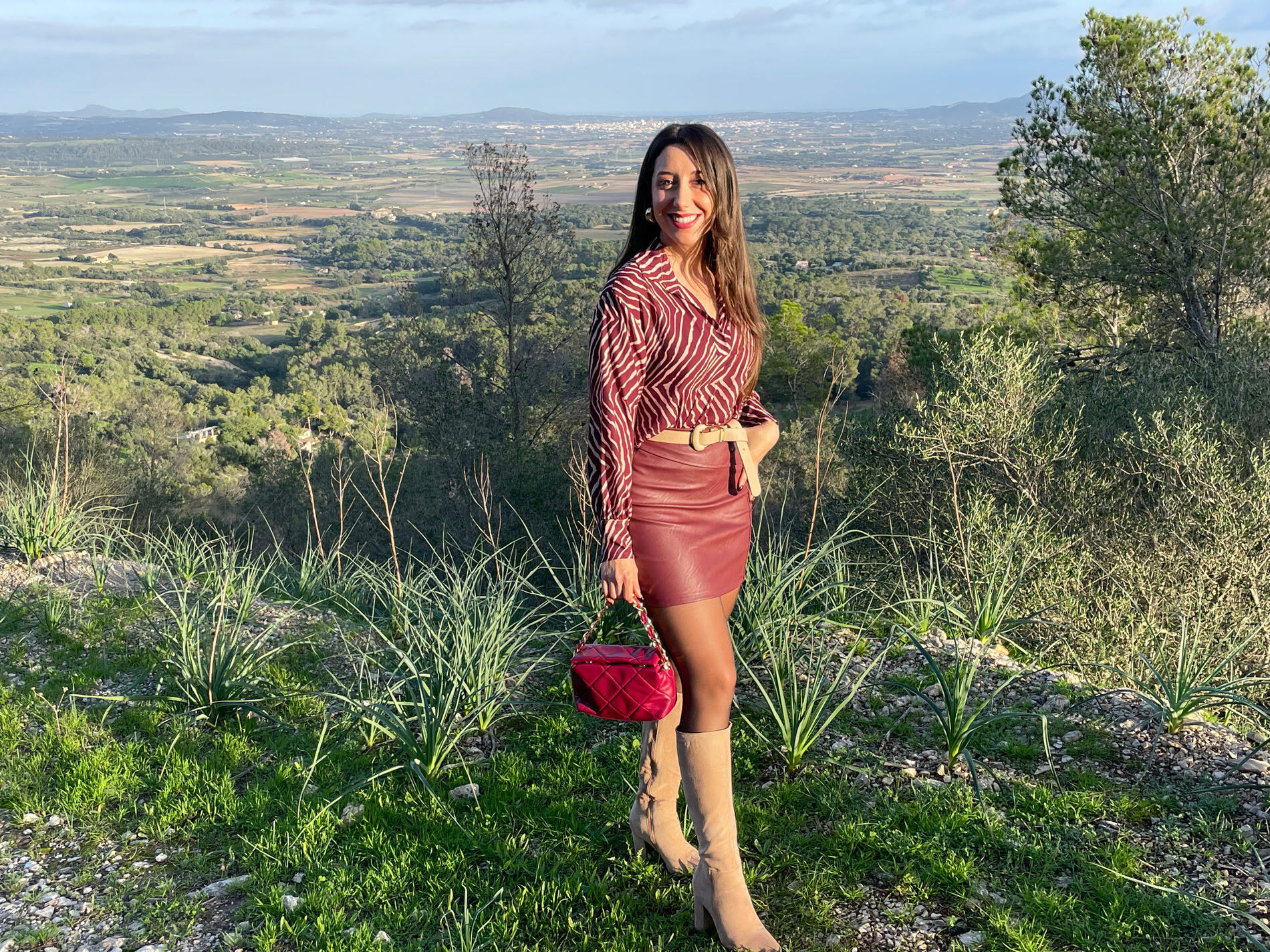 BLUSA_SAFARI_FALDACORINTIA_BOTAS_BUCANERA_CINTURON_LUXOR_BOLSO_CEREZA
