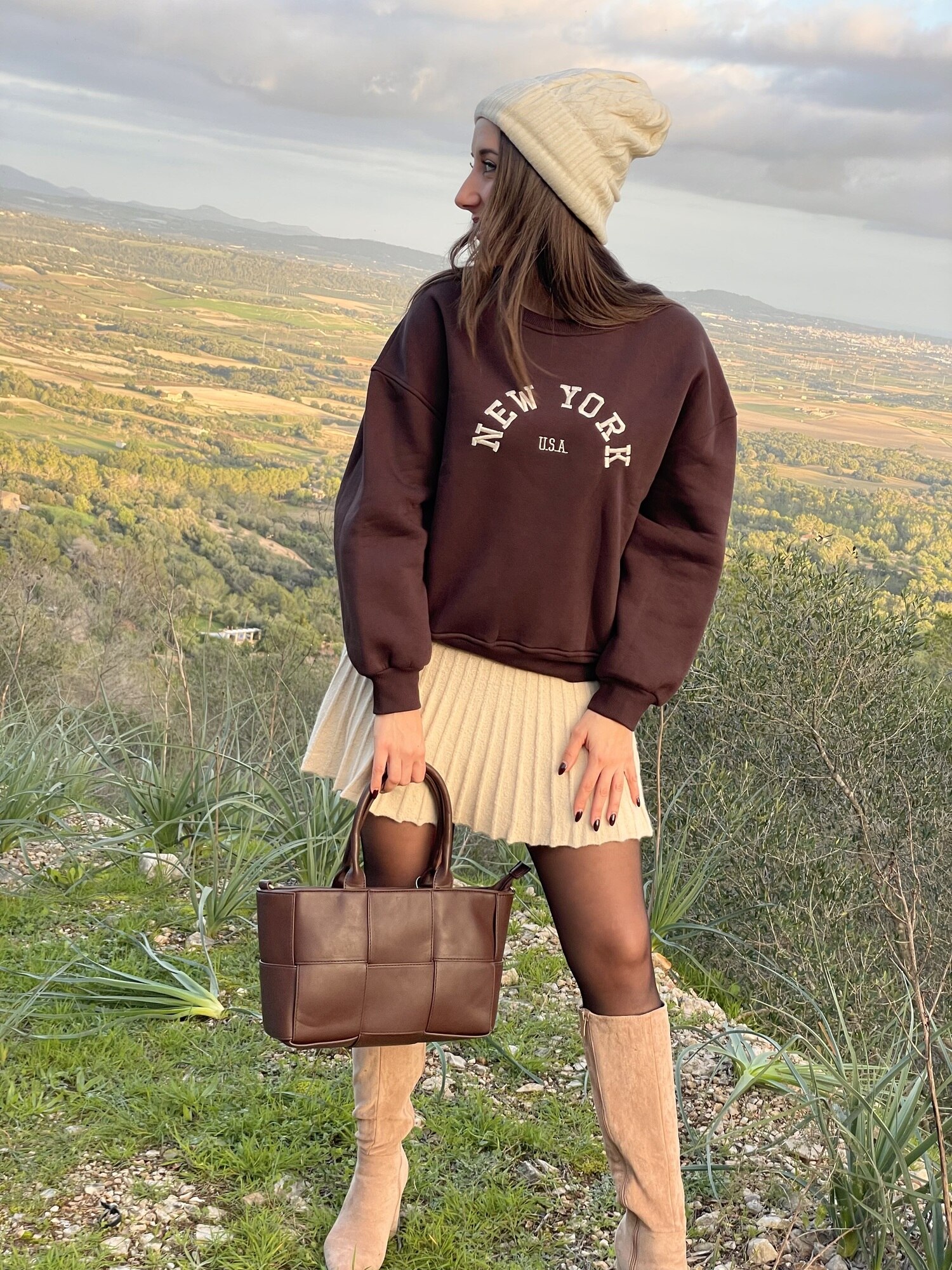 SUDADERA_TOWN_MARRON_FALDA_SURI_BOTA_BUCANERA_BOLSO_RUBIK_MARRON_GORRO_SNOW(3)