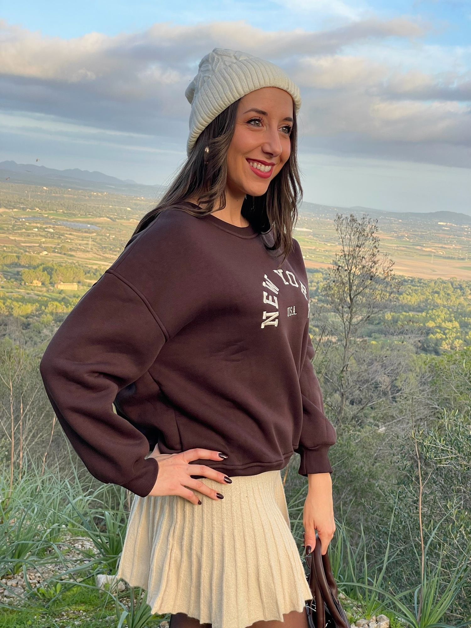 SUDADERA_TOWN_MARRON_FALDA_SURI_BOTA_BUCANERA_BOLSO_RUBIK_MARRON_GORRO_SNOW(5)
