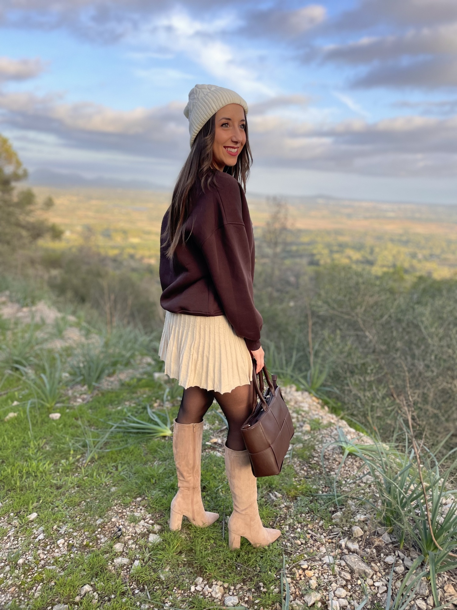 SUDADERA_TOWN_MARRON_FALDA_SURI_BOTA_BUCANERA_BOLSO_RUBIK_MARRON_GORRO_SNOW(7)